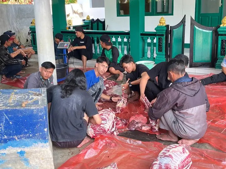Artikel KKN Universitas Al Ghifari: Kegiatan Qurban Bersama Warga RW 10 Dusun 4, Desa Baros: Kolaborasi Mahasiswa dan Masyarakat dalam Semangat Idul Adha